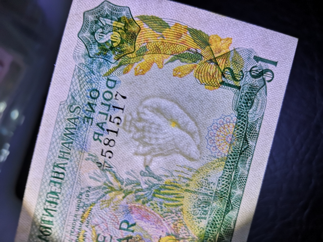 《外钞收藏家》第六十五期拍卖 巴哈马彩背女王近全新  可惜有一个很小的斑点