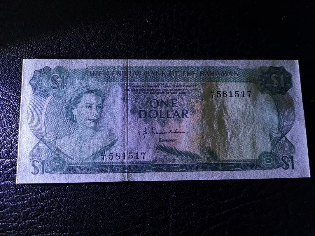 《外钞收藏家》第六十五期拍卖 巴哈马彩背女王近全新  可惜有一个很小的斑点