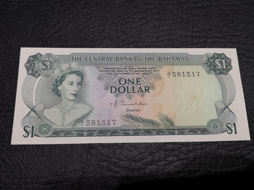 《外钞收藏家》第六十五期拍卖 巴哈马彩背女王近全新  可惜有一个很小的斑点