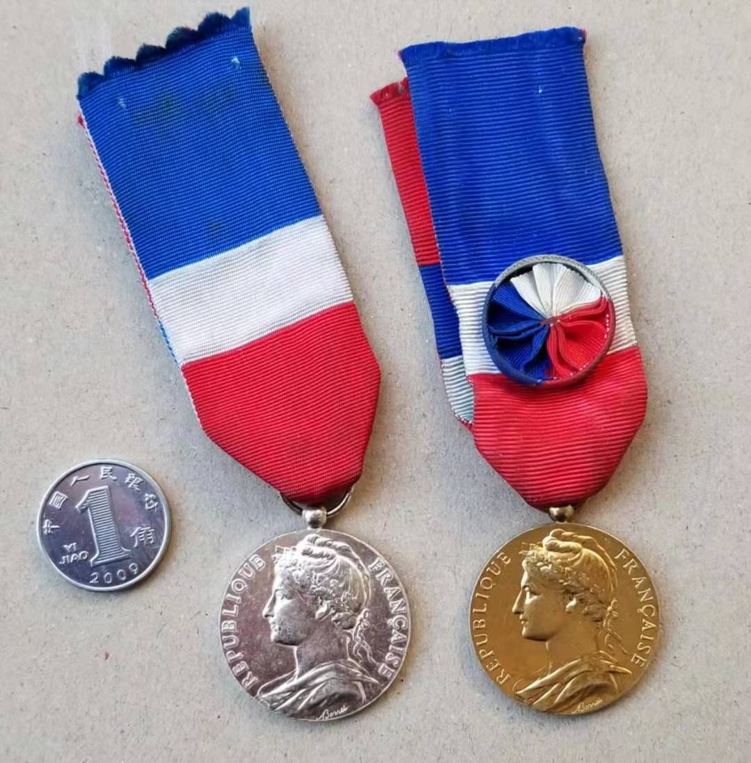 【币观天下】第六十一期拍卖 【法国】玛丽安娜女神国家奖章两枚，镀金+镀银