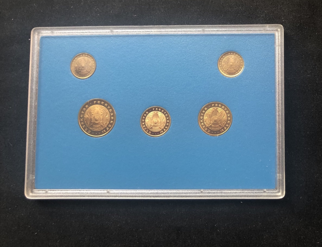 【币观天下】第六十二期拍卖 【哈萨克斯坦】1993年发行的首套也是唯一套官方封装精致分币（廷英），5枚