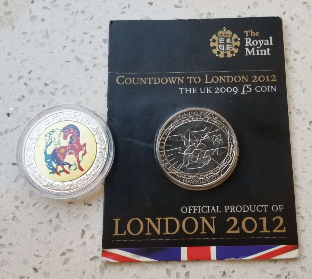 【币观天下】第六十二期拍卖 【英国】2012年伦敦奥运会倒计时“3”周年5英镑纪念镍币造币厂卡币UNC和马拉维十二生肖“马”彩色镀银纪念币两枚