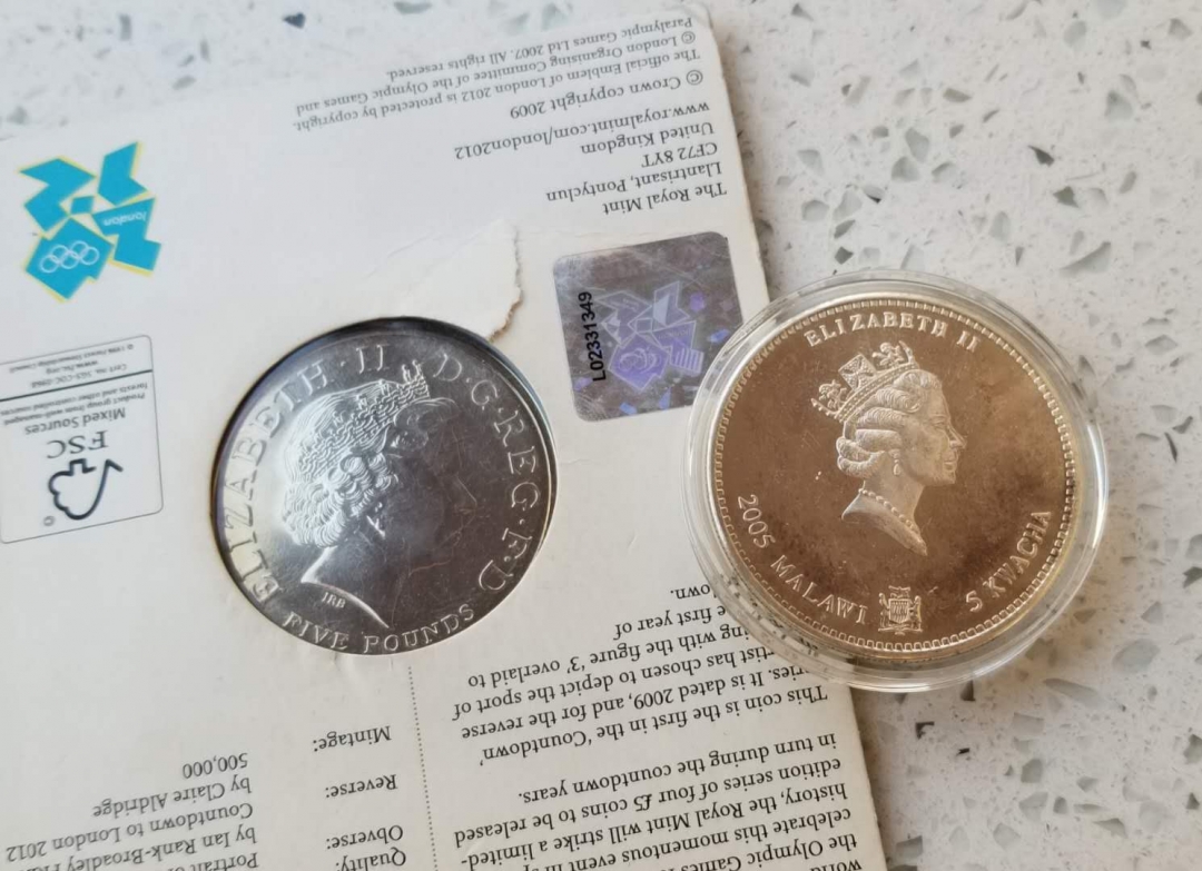 【币观天下】第六十二期拍卖 【英国】2012年伦敦奥运会倒计时“3”周年5英镑纪念镍币造币厂卡币UNC和马拉维十二生肖“马”彩色镀银纪念币两枚