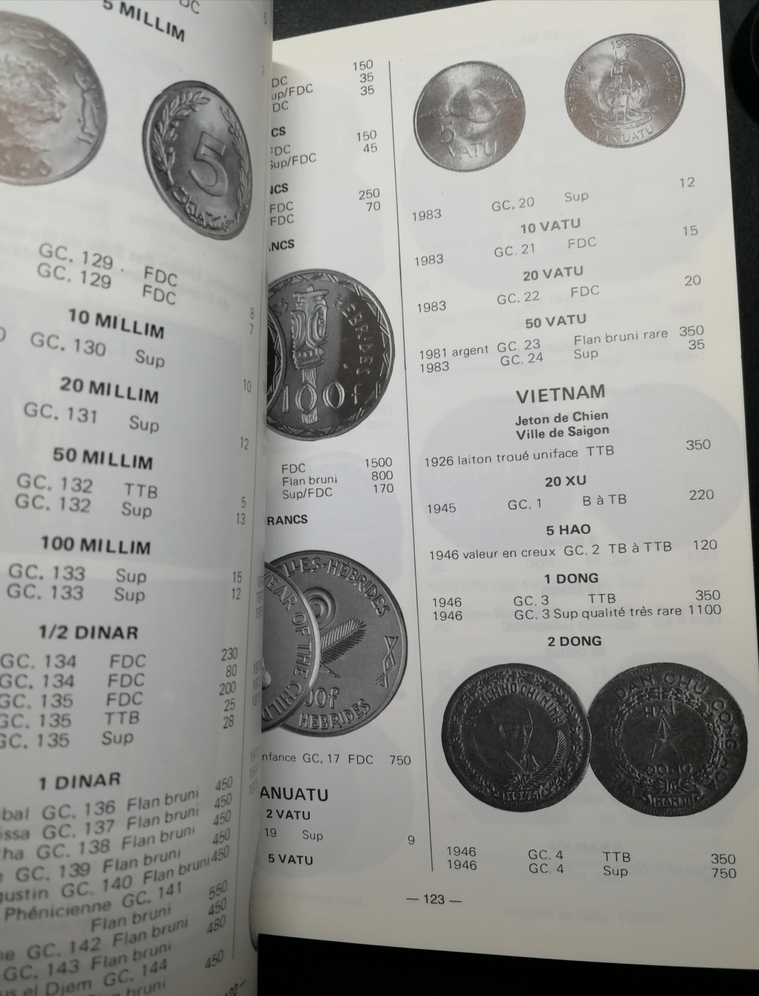 凡希社世界钱币拍卖第八十二期 目录两本--法殖和1990世界钱币年鉴