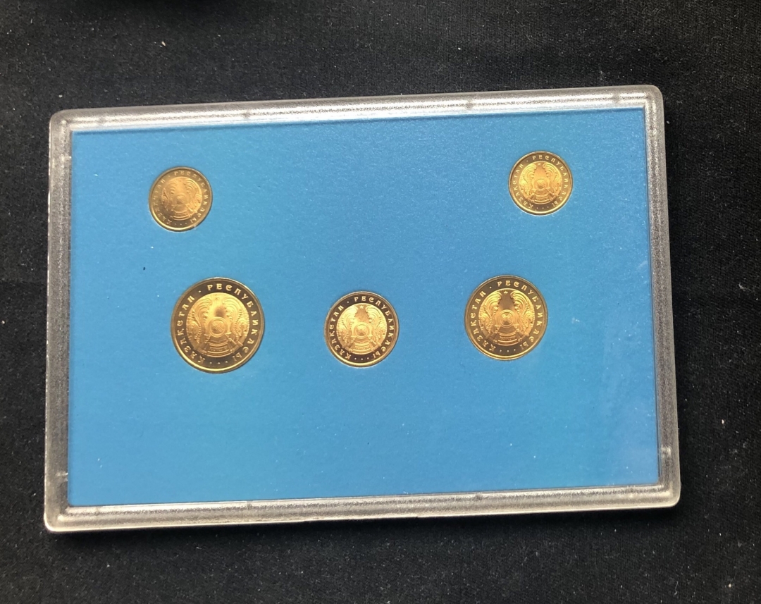 【币观天下】第六十三期拍卖 【哈萨克斯坦】1993年发行的首套也是唯一套官方封装精致分币（廷英）