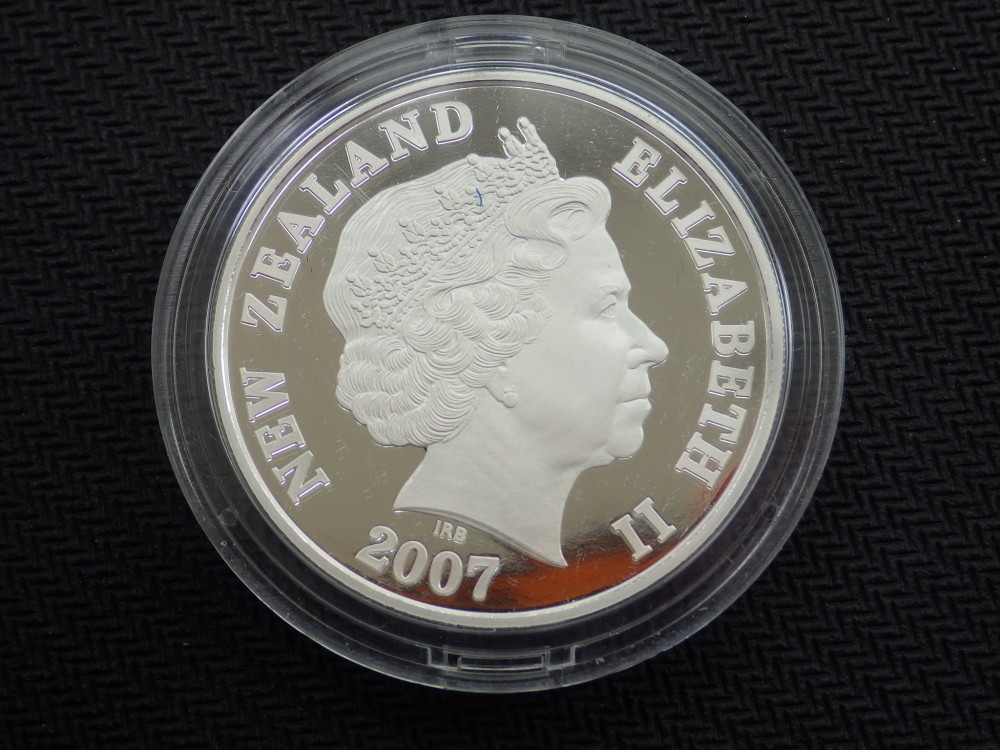 【币观天下】第六十三期拍卖 【新西兰】2007年库克山花卉彩绘精制1元纪念银币