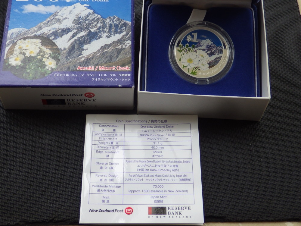 【币观天下】第六十三期拍卖 【新西兰】2007年库克山花卉彩绘精制1元纪念银币