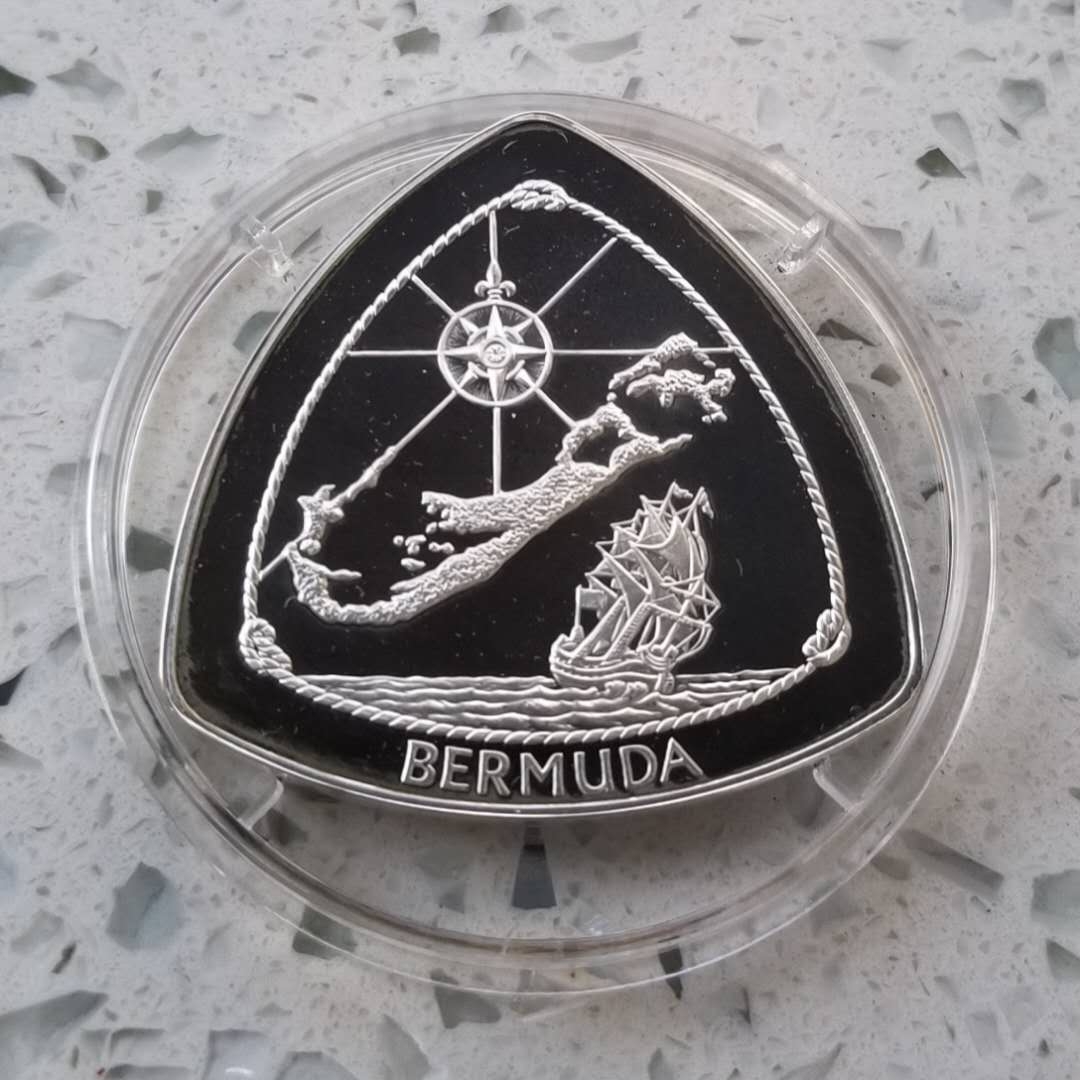 【币观天下】第六十四期拍卖 【百慕大】1996年危险三角区三角形纪念银币，有氧化。