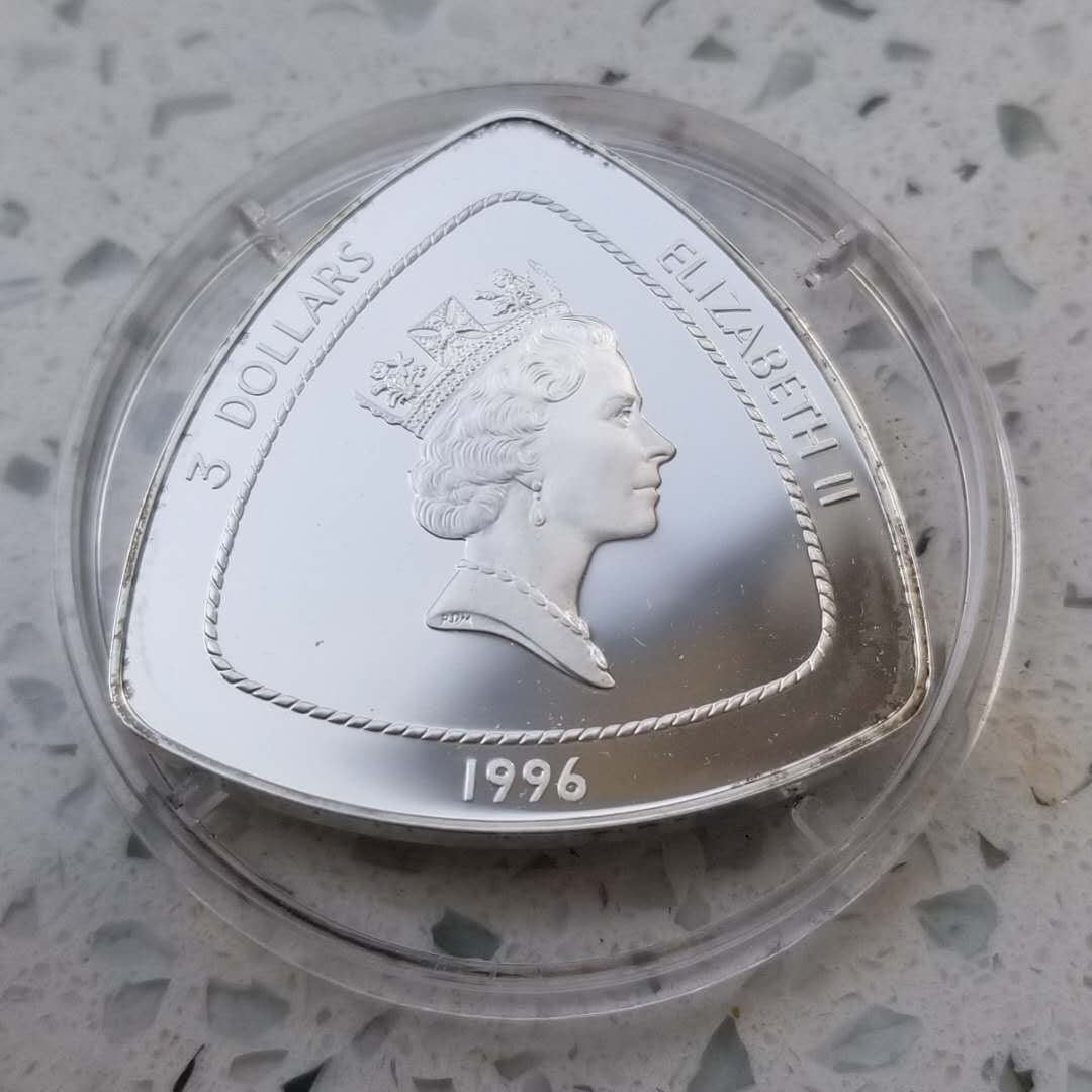 【币观天下】第六十四期拍卖 【百慕大】1996年危险三角区三角形纪念银币，有氧化。