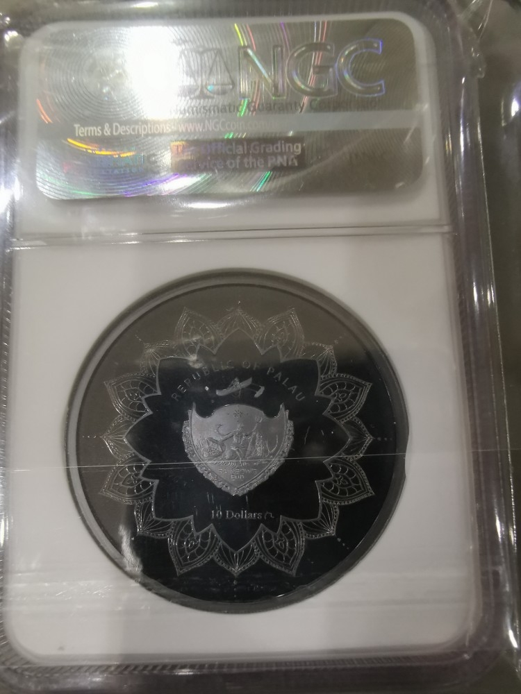 【币观天下】第六十五期拍卖 【帕劳】2018年2盎司弥勒佛卧佛高浮雕精制镀金黑色银币【ngc70】