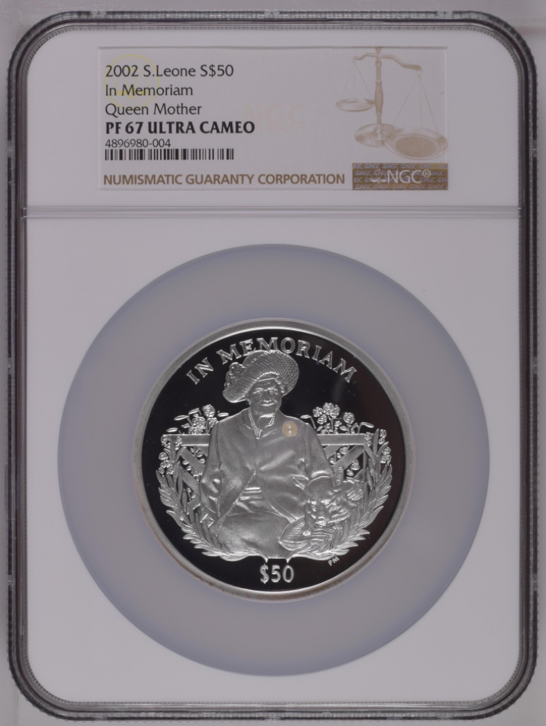 【币观天下】第六十七期拍卖 2002年女王纪念镶嵌珍珠5oz银币【ngc67】