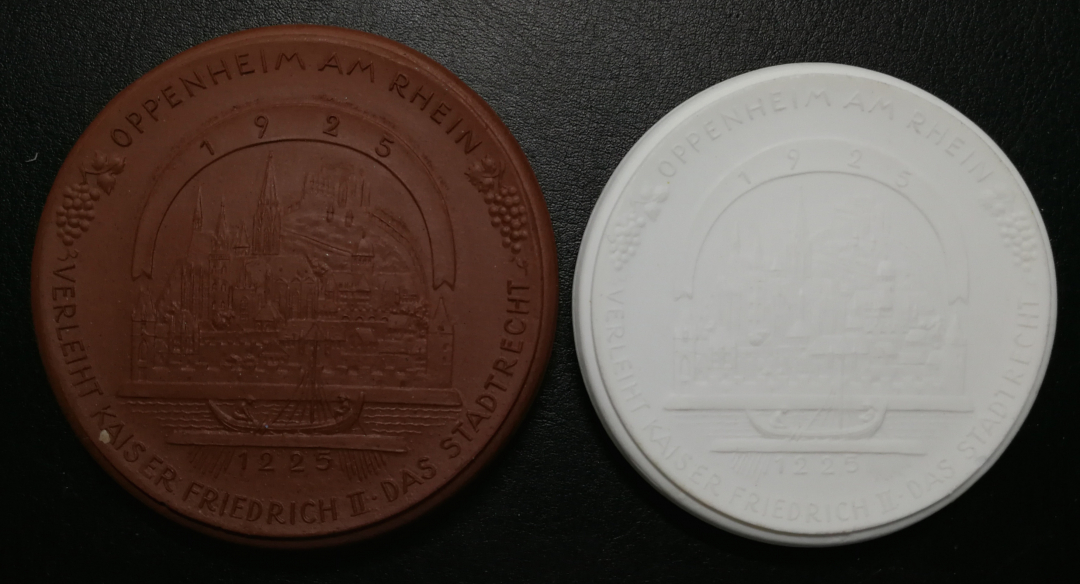 凡希社世界钱币微拍第八十五期 1925德国奥本海姆城市景观大型红白陶纪念章一对