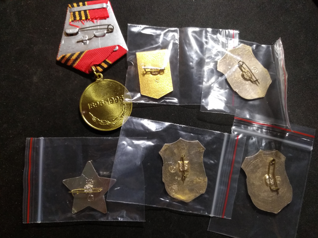 【鲸贝乐淘】千字文·第收号拍卖·CICE北京展销会专场 【徽章】苏联徽章，朝鲜帽徽，民国邮票一组