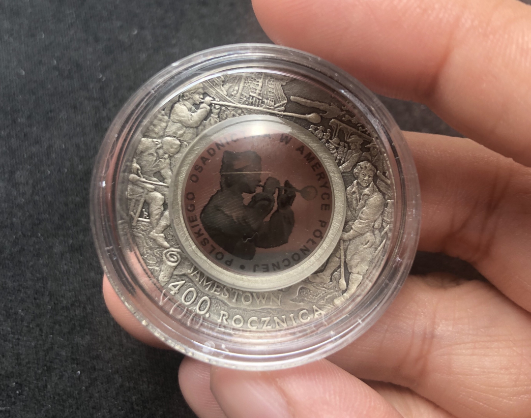 【币观天下】第六十八场拍卖-CICE北京展销会专场 【波兰】2008年10兹罗提镶嵌玻璃北美移民聚集地纪念银币 获奖币