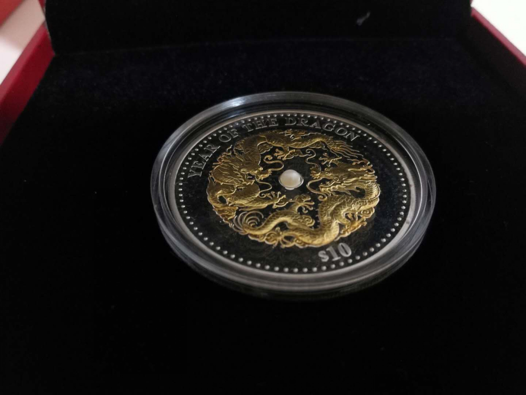 【币观天下】第六十九场拍卖 斐济2012年生肖龙镶嵌天然珍珠1盎司镀金银币