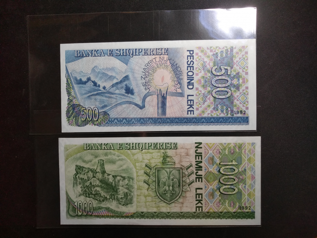 【鲸贝乐淘】千字文·第藏号拍卖 【中国代印】1992年阿尔巴尼亚500和1000元，票样样币，全新全品，500角有小软折，大票幅，精美绝伦，稀少难得，代印瑰宝