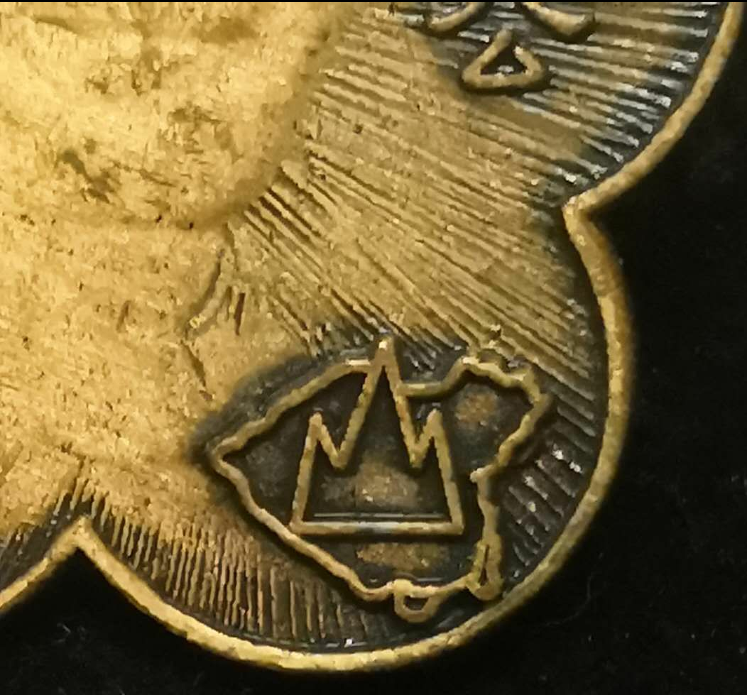 【鲸贝乐淘】千字文·第藏号拍卖 【中国台湾】台湾早期纪念章。中华民国国花梅花型。蒋公诞辰76年纪念章。右下角带有中国完整国土。上面用山字型压住。