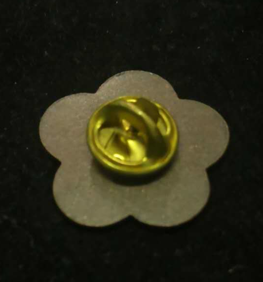 【鲸贝乐淘】千字文·第藏号拍卖 【中国台湾】台湾早期纪念章。中华民国国花梅花型。蒋公诞辰76年纪念章。右下角带有中国完整国土。上面用山字型压住。