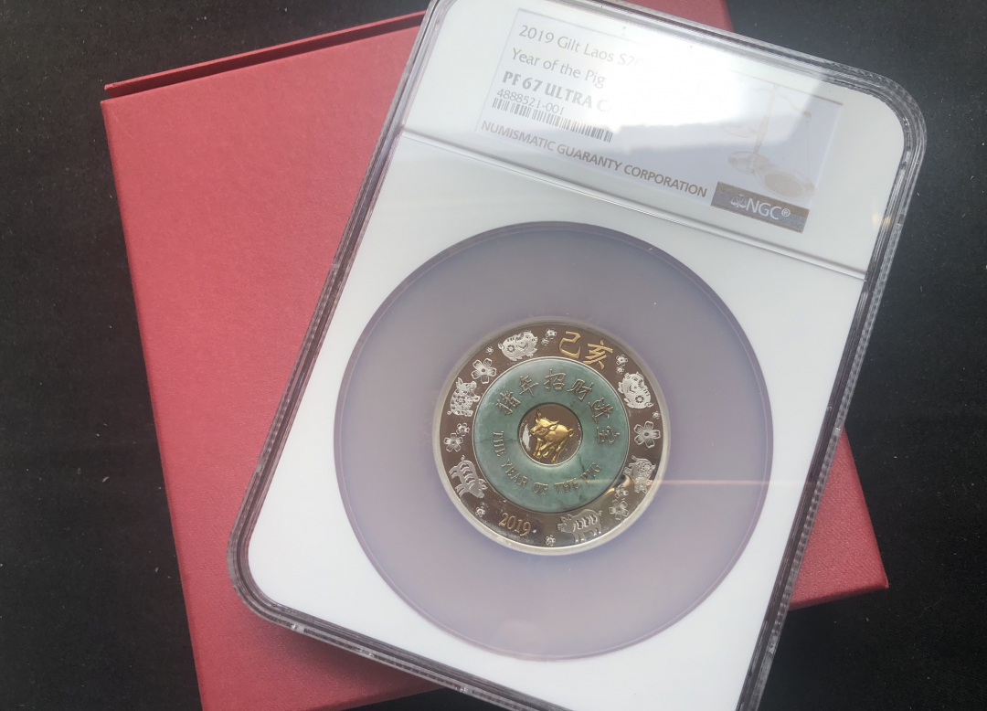 【币观天下】第七十期拍卖 【老挝】2019猪年招财进宝镶嵌翡翠2oz银币【ngc67】