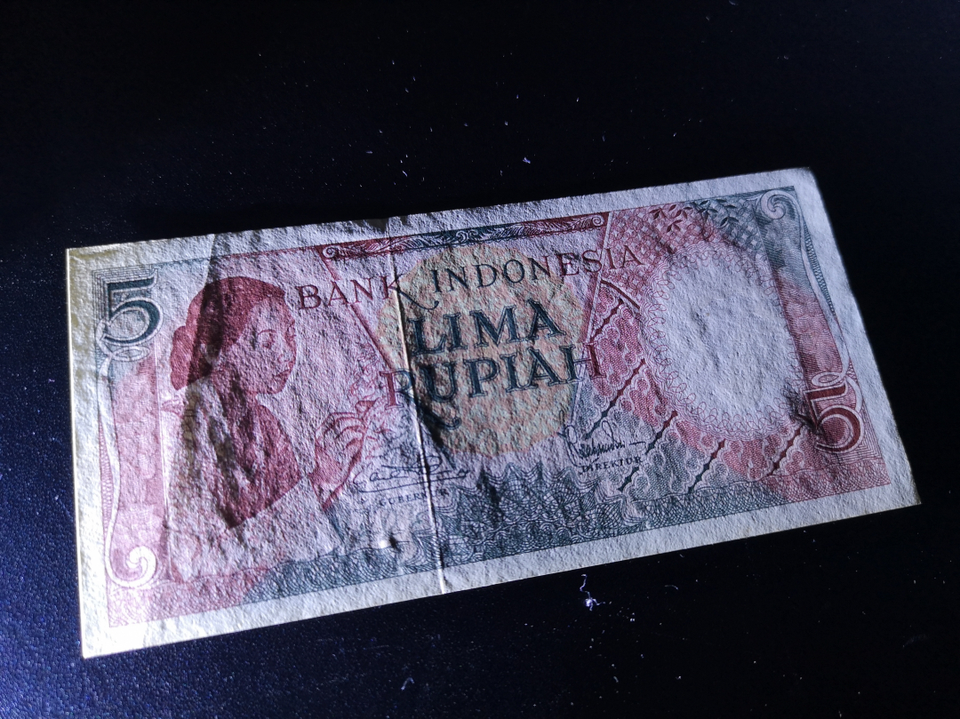 《外钞收藏家》第六十九期拍卖 中非1000法郎  au 印尼5卢比au 两张