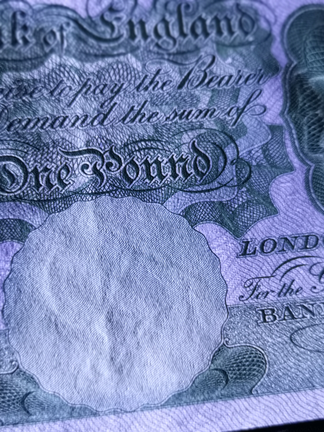 《外钞收藏家》第六十九期拍卖 英国A序列1镑 au品相，不仔细打光卡看不出问题，有软折