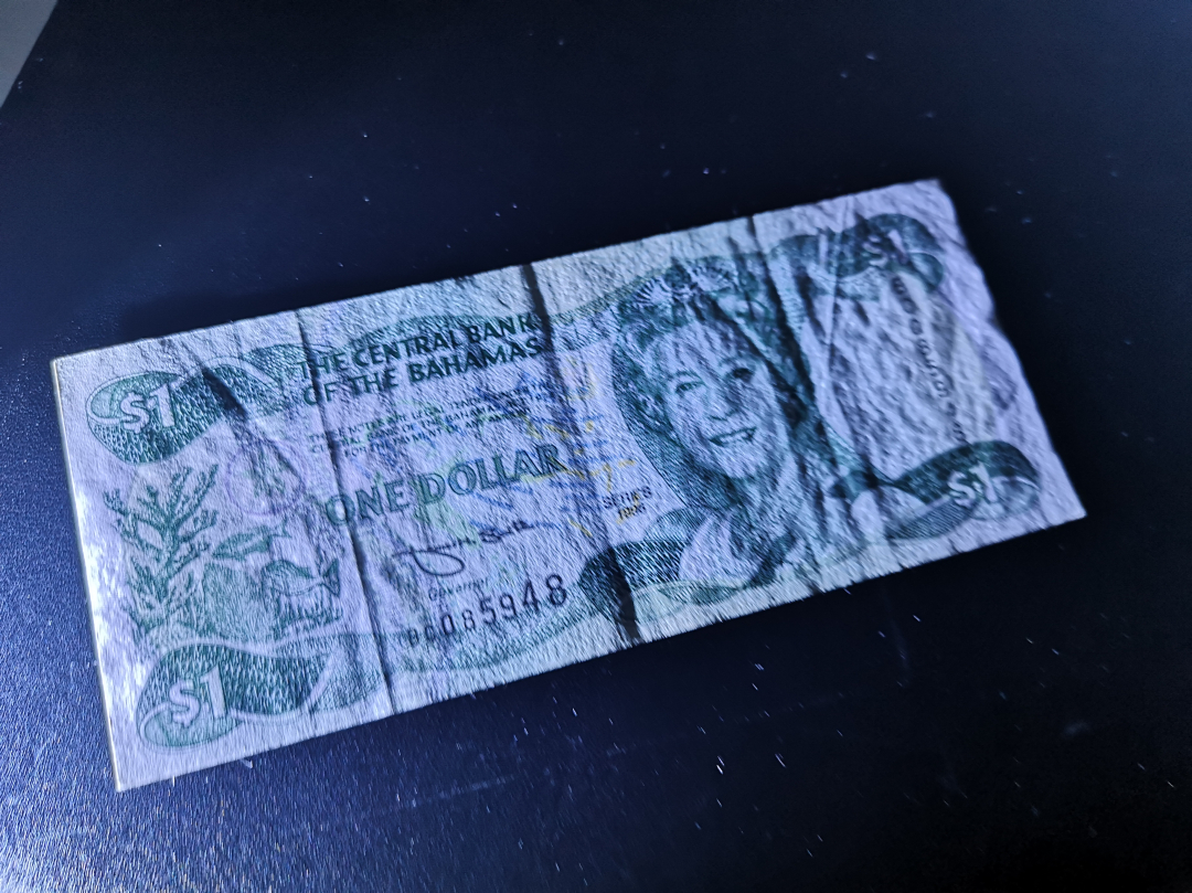 《外钞收藏家》第六十九期拍卖 巴哈马女王1元和英镑C序列10先令 VF品相两张