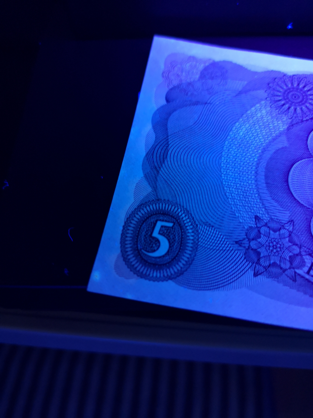 《外钞收藏家》第六十九期拍卖 英国C序列5镑 unc-，边上轻微受潮，有个纸胎，