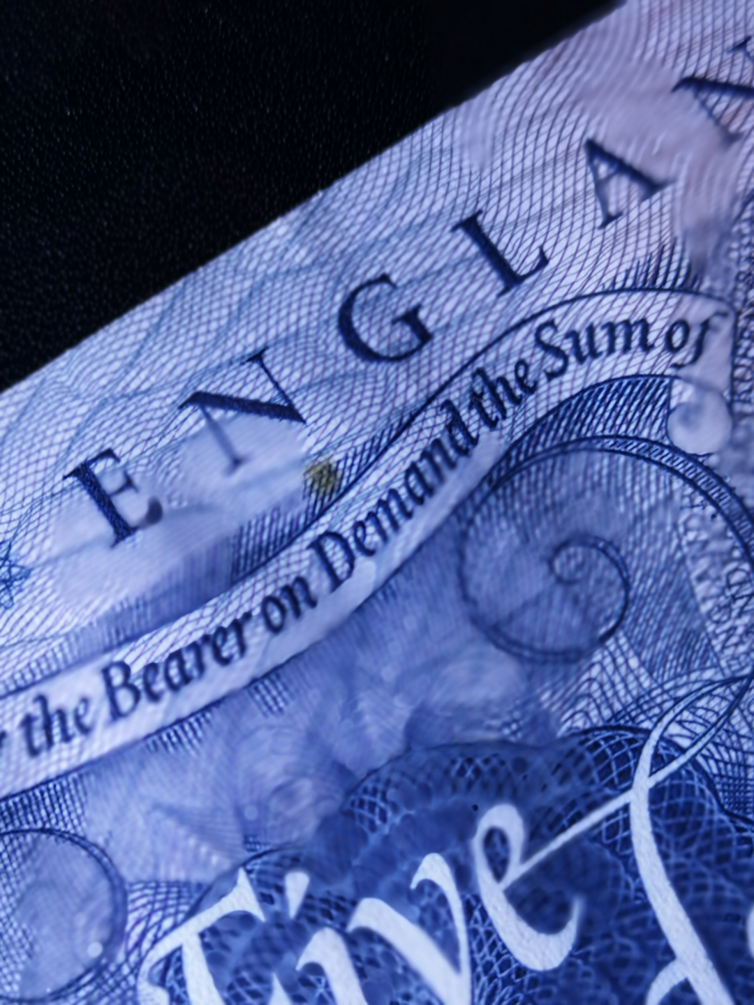 《外钞收藏家》第六十九期拍卖 英国C序列5镑 unc-，边上轻微受潮，有个纸胎，