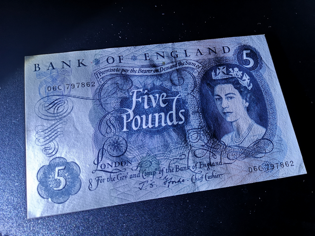 《外钞收藏家》第六十九期拍卖 英国C序列5镑 unc-，边上轻微受潮，有个纸胎，