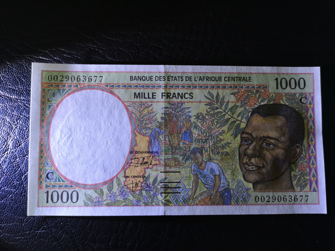 《外钞收藏家》第六十九期拍卖 中非1000法郎  au 印尼5卢比au 两张