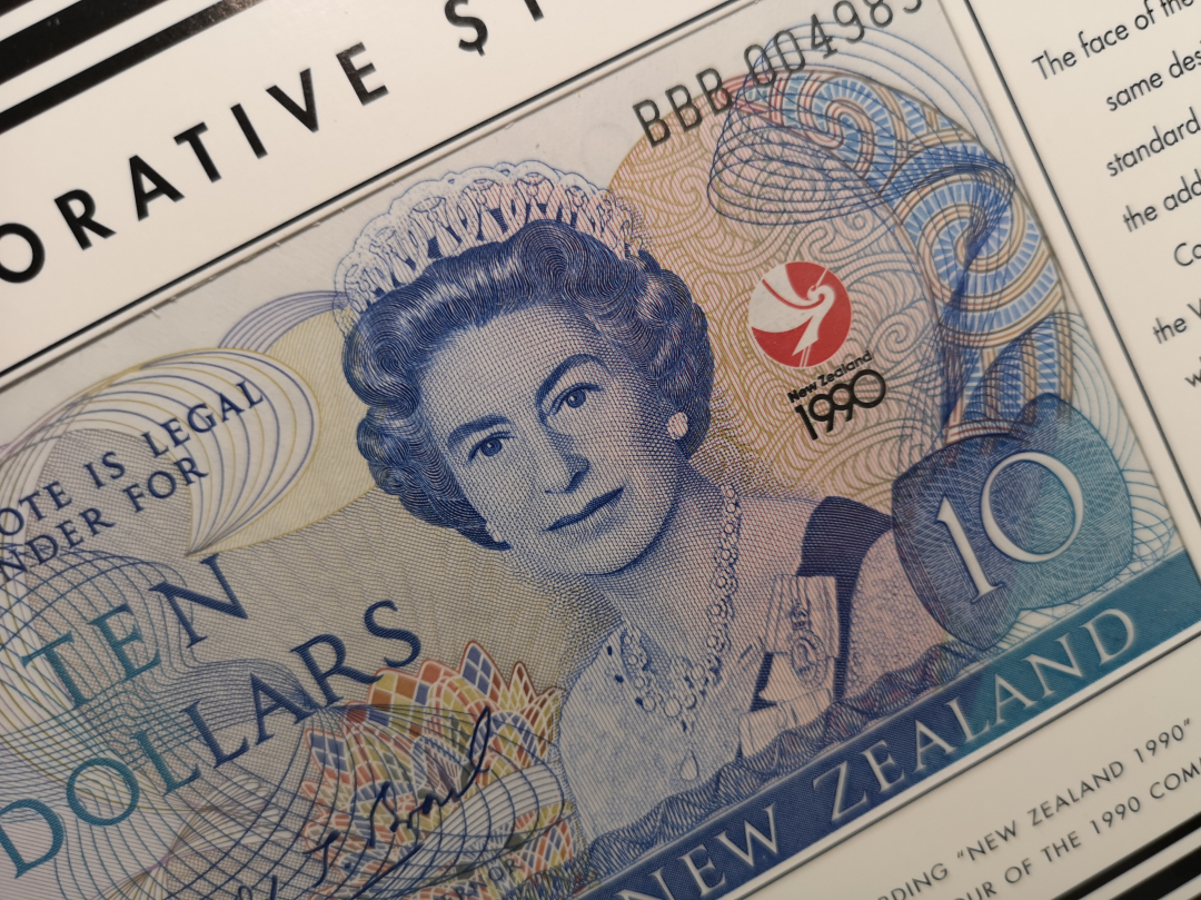 《外钞收藏家》第六十九期拍卖 1990年新西兰10元 unc 精美册子和封套