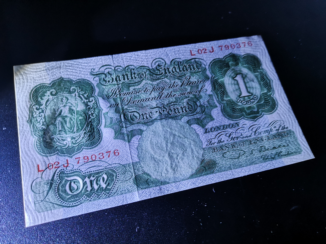 《外钞收藏家》第六十九期拍卖 英国A序列1镑 au品相，不仔细打光卡看不出问题，有软折