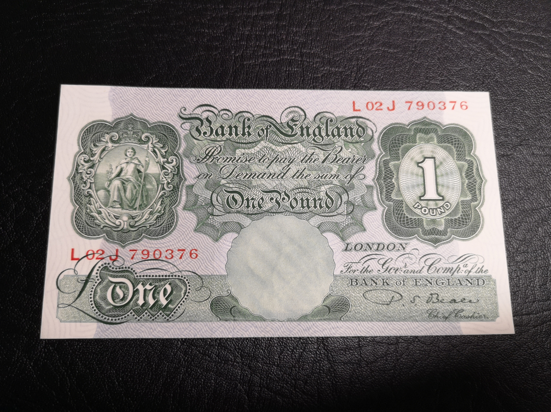 《外钞收藏家》第六十九期拍卖 英国A序列1镑 au品相，不仔细打光卡看不出问题，有软折