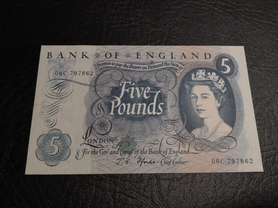 《外钞收藏家》第六十九期拍卖 英国C序列5镑 unc-，边上轻微受潮，有个纸胎，