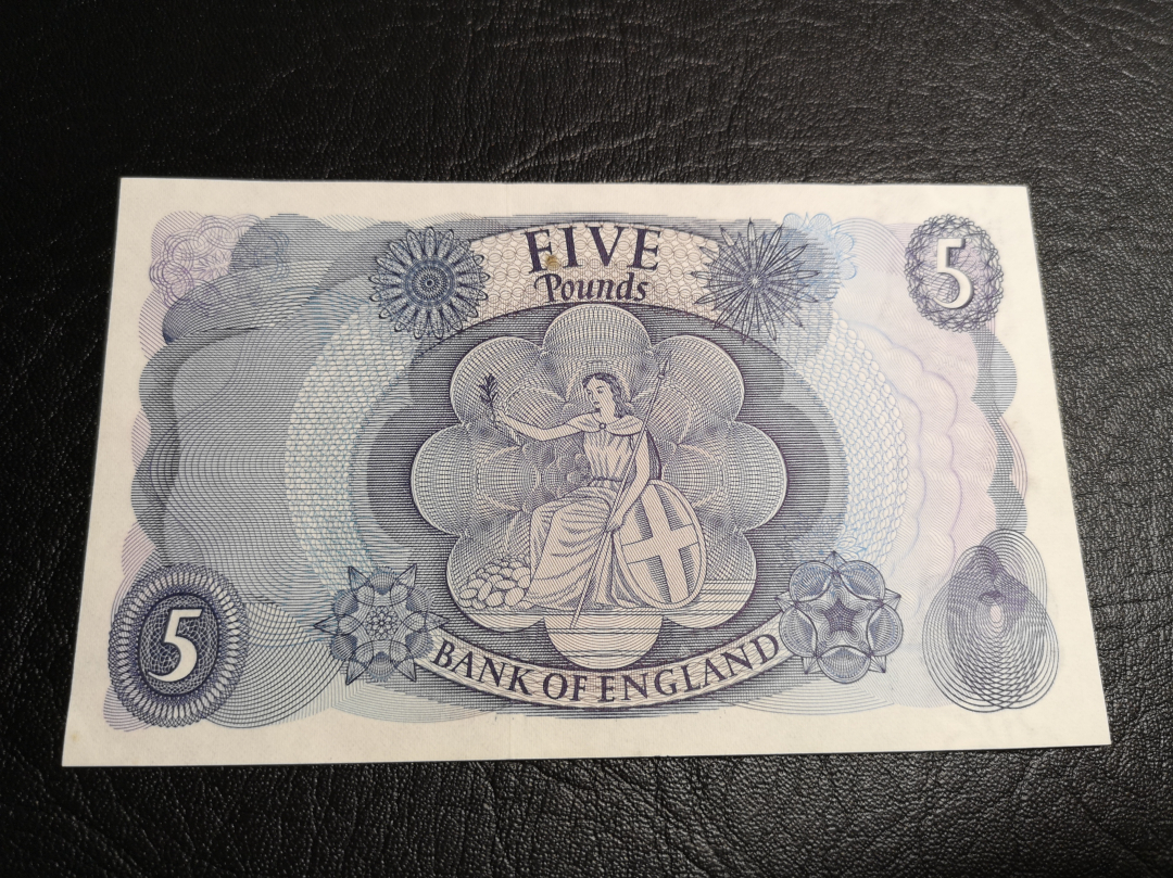 《外钞收藏家》第六十九期拍卖 英国C序列5镑 unc-，边上轻微受潮，有个纸胎，