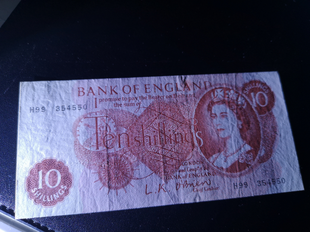 《外钞收藏家》第六十九期拍卖 巴哈马女王1元和英镑C序列10先令 VF品相两张