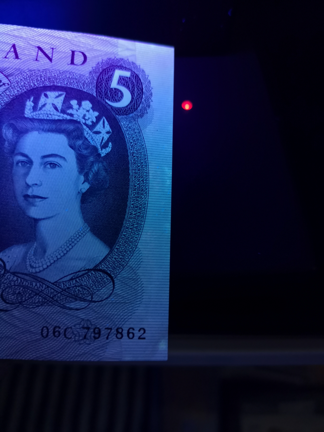 《外钞收藏家》第六十九期拍卖 英国C序列5镑 unc-，边上轻微受潮，有个纸胎，