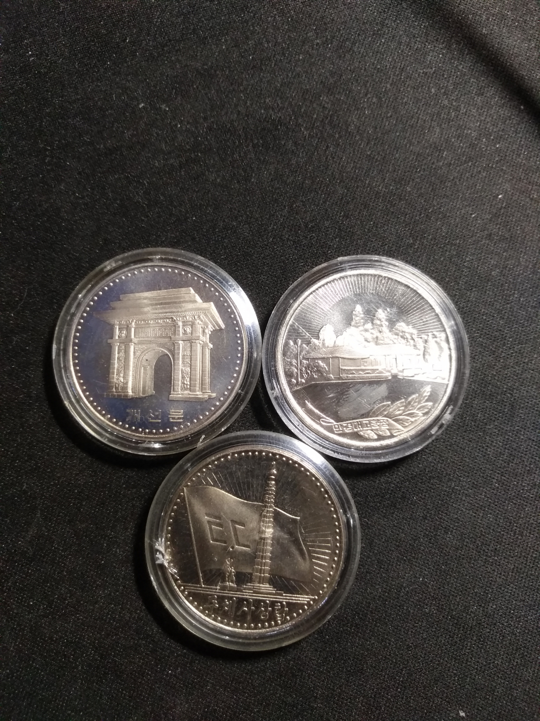 【鲸贝乐淘】千字文·第闰号拍卖 【朝鲜】1987年普制三雄镍币全套，故居有指纹，凯旋门有小氧化，整体不错，养护后评级会非常理想