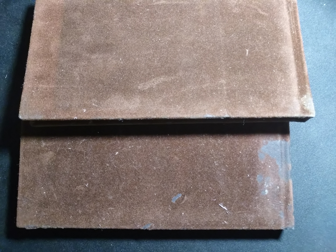 【鲸贝乐淘】千字文·第成号拍卖·上海钱币博览会专场 【书籍】外钞缩影，上下两册，非常不错的内部资料，外币图册，八品