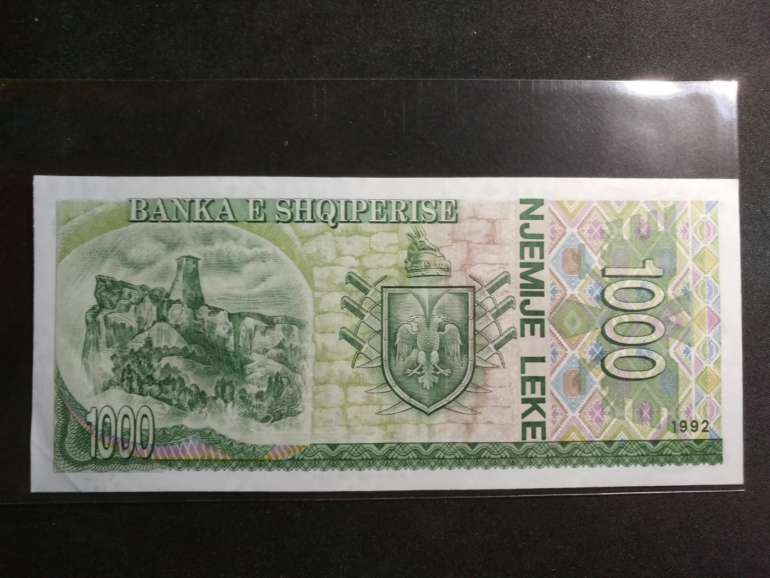 【鲸贝乐淘】千字文·第成号拍卖·上海钱币博览会专场 【中国代印】1992年阿尔巴尼亚1000元票样样币，稀少精美大票幅，一角有折痕，AUNC 