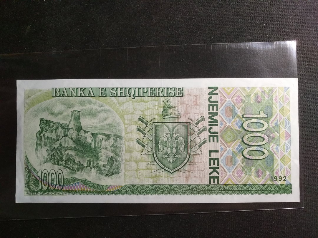 【鲸贝乐淘】千字文·第余号拍卖·上海钱币博览会专场 【中国代印】1992年阿尔巴尼亚1000元票样，一角有先折痕，AUNC，精品票样稀少难得 