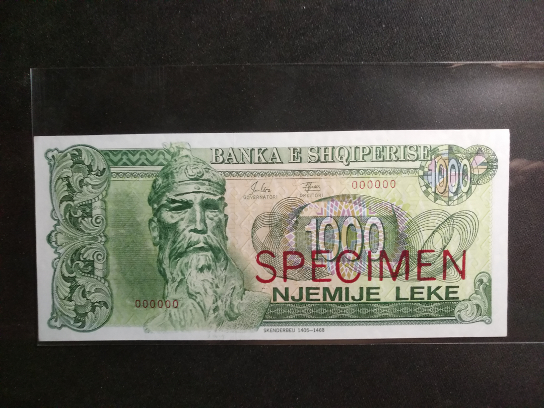 【鲸贝乐淘】千字文·第成号拍卖·上海钱币博览会专场 【中国代印】1992年阿尔巴尼亚1000元票样样币，稀少精美大票幅，一角有折痕，AUNC 