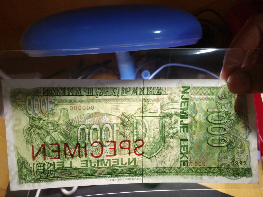 【鲸贝乐淘】千字文·第余号拍卖·上海钱币博览会专场 【中国代印】1992年阿尔巴尼亚1000元票样，一角有先折痕，AUNC，精品票样稀少难得 