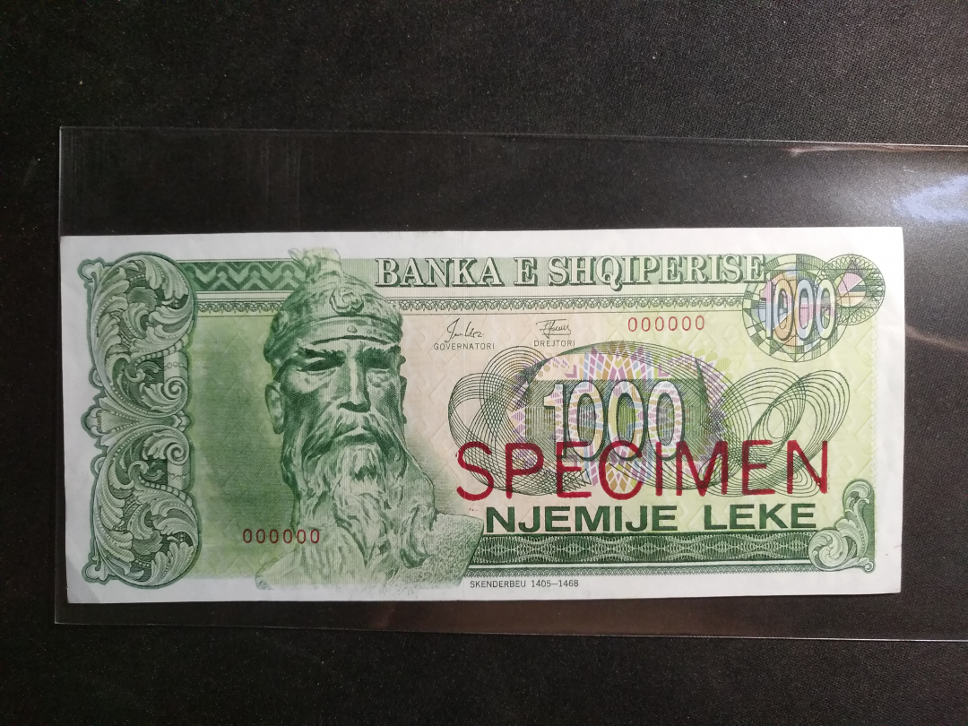 【鲸贝乐淘】千字文·第余号拍卖·上海钱币博览会专场 【中国代印】1992年阿尔巴尼亚1000元票样，一角有先折痕，AUNC，精品票样稀少难得 