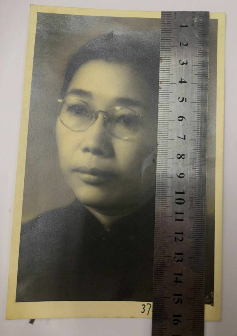 【鲸贝乐淘】千字文·第余号拍卖·上海钱币博览会专场 民国老照片一张。女知识份子人像。大尺寸。少。