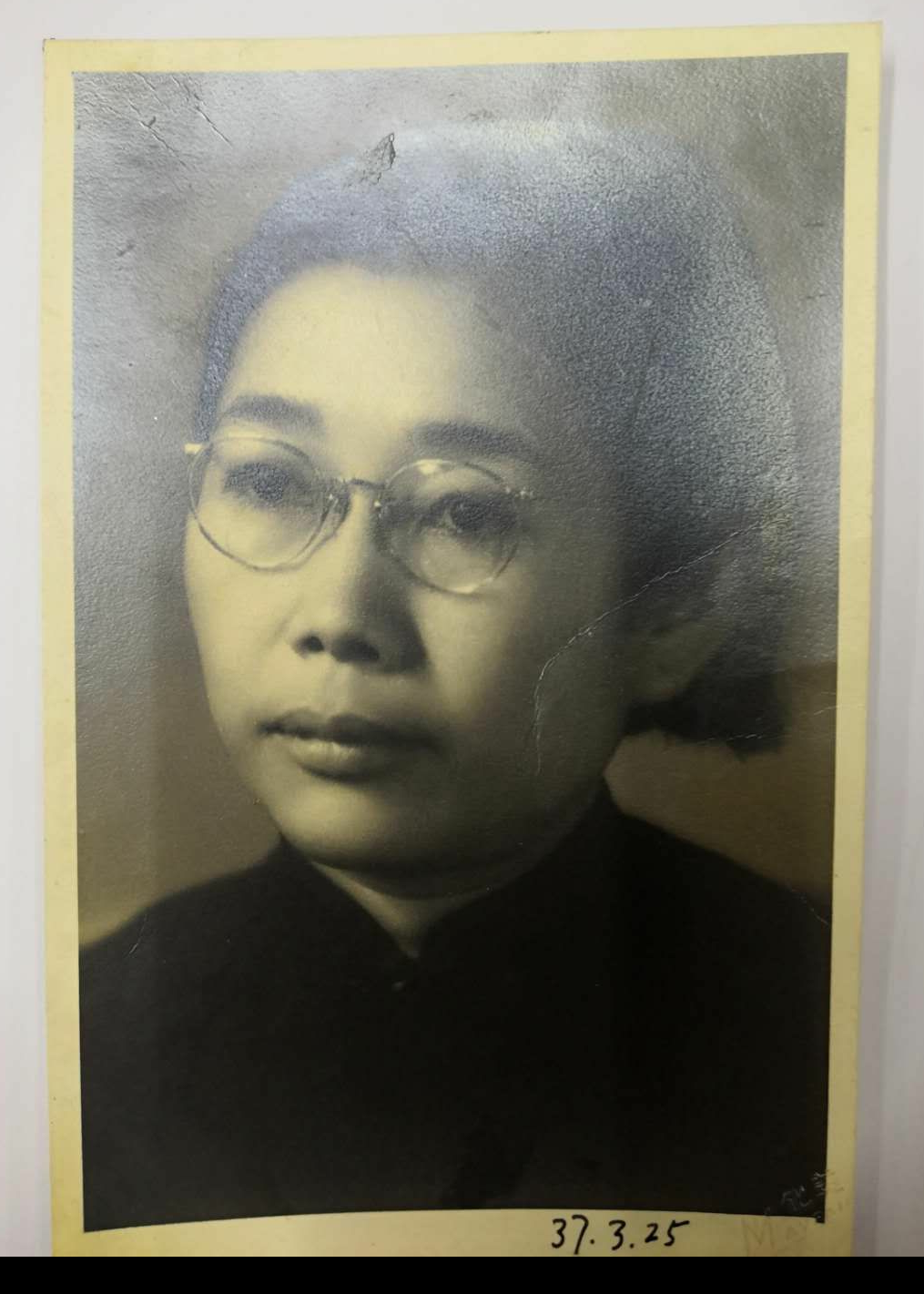 【鲸贝乐淘】千字文·第余号拍卖·上海钱币博览会专场 民国老照片一张。女知识份子人像。大尺寸。少。