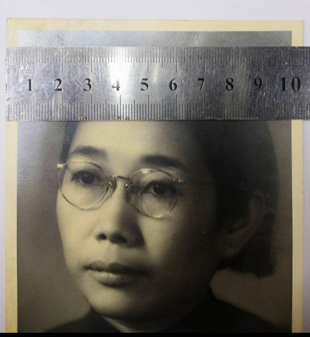 【鲸贝乐淘】千字文·第余号拍卖·上海钱币博览会专场 民国老照片一张。女知识份子人像。大尺寸。少。