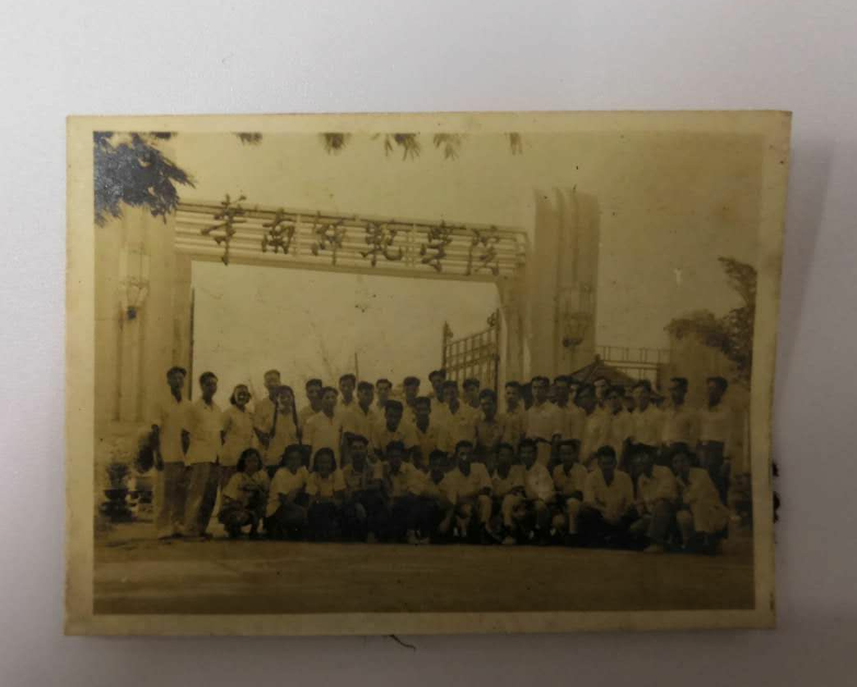 【鲸贝乐淘】千字文·第余号拍卖·上海钱币博览会专场 老照片一张。内见华南师范学院大门。及学生。