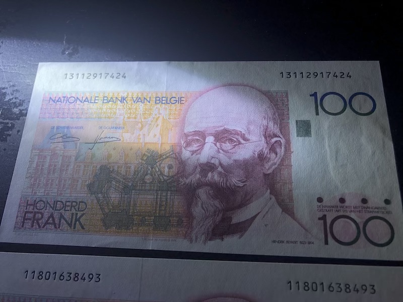 收藏联盟第八十九期拍卖 比利时100法郎两连号有压痕UNC- 卢森堡100法郎UNC