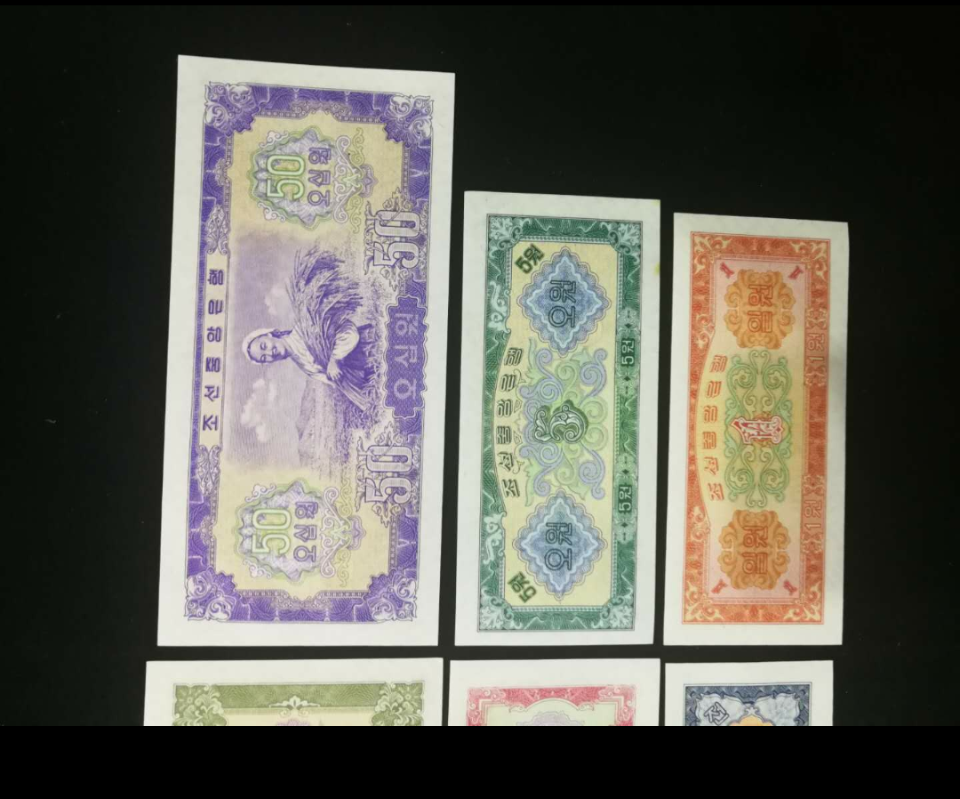 【鲸贝乐淘】千字文·第岁号拍卖 【朝鲜】1959年大全套大珍品，大票幅精美绝伦，除五元有小黄斑外，其他全新全品UNC ，热烈庆祝中朝牢不可破的友谊😊 